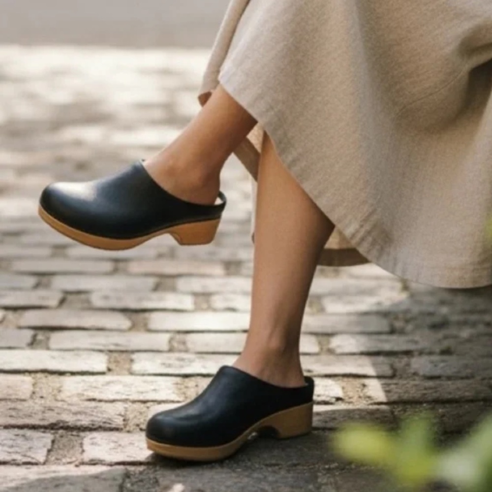 Suede Clog Shoes NIB size 6 WW